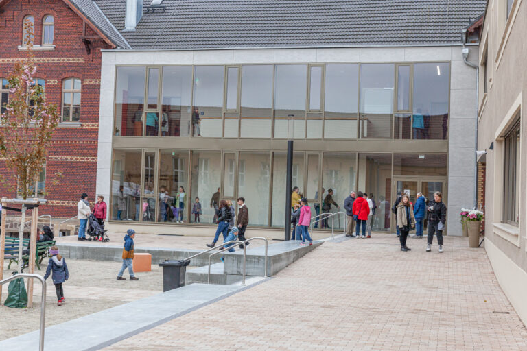 Einweihung unseres neuen Schulgebäudes am Standort Neuhaus-Schierschnitz! Dank der Schulleiterin!