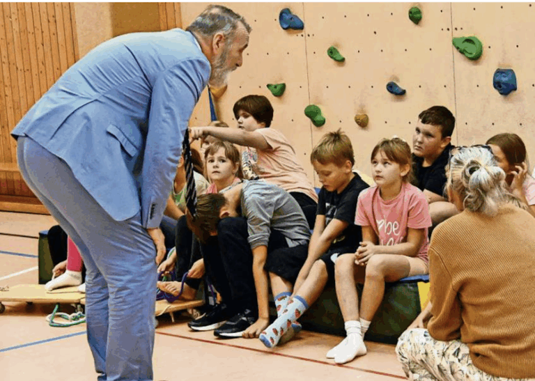 Ministerbesuch an unserer Schule: Blick auf Sanierungsbedarf